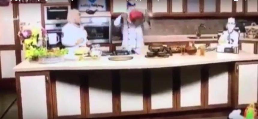 بالفيديو: شيف يواجه موقفا محرجا جداً عند قلبه طبق المقلوبة!