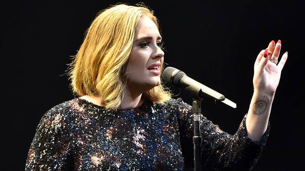 لماذا بكت Adele؟