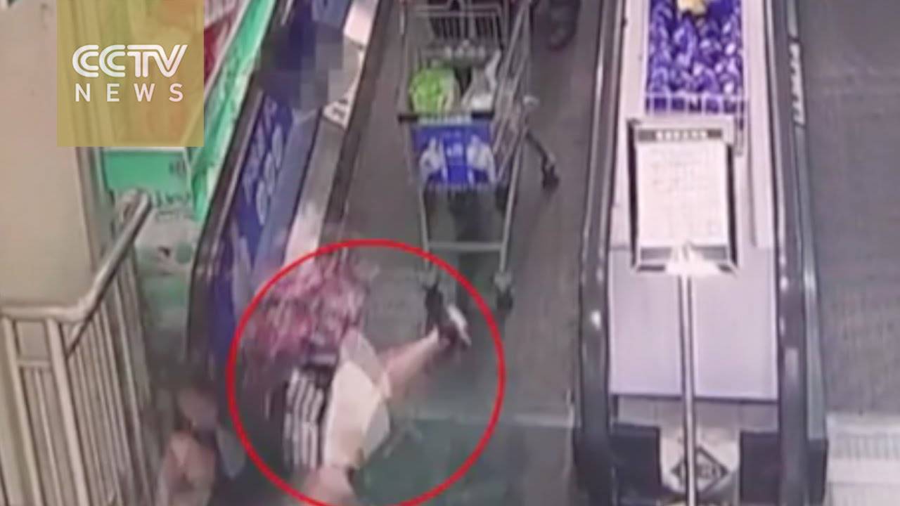 لحظة سقوط فتاة من على سلم متحرك والسبب !  .فيديو