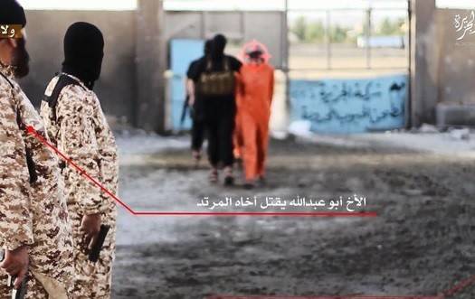 فيديو.. داعشي يعدم أخاه بدم بارد!!