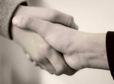هل تعلم لماذا لا يجوز فى الاسلام ان تصافح المراة رجلا .. حقا اجابة مقنعه