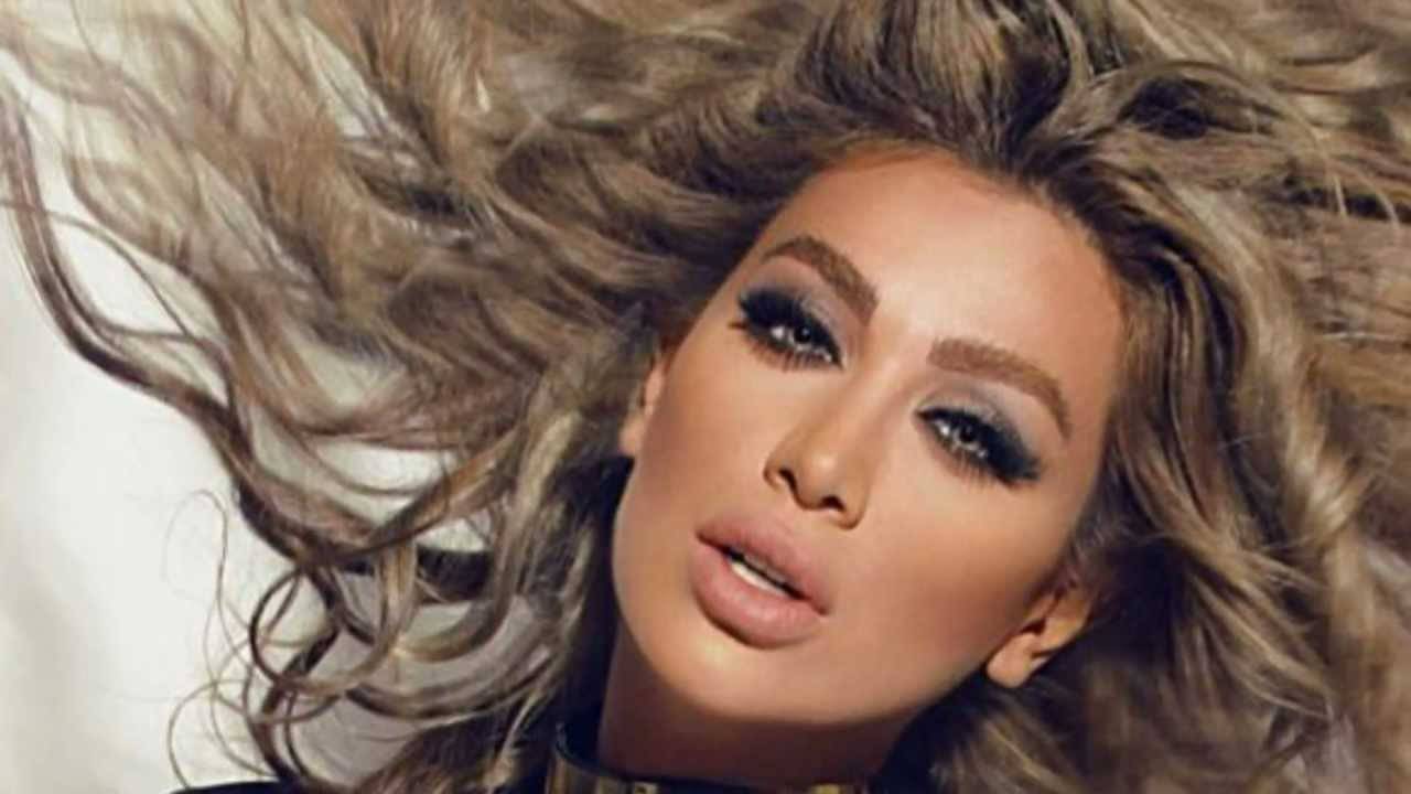 بالصور: مايا دياب تشعل مواقع التواصل بملابسها الغريبة والجريئة!
