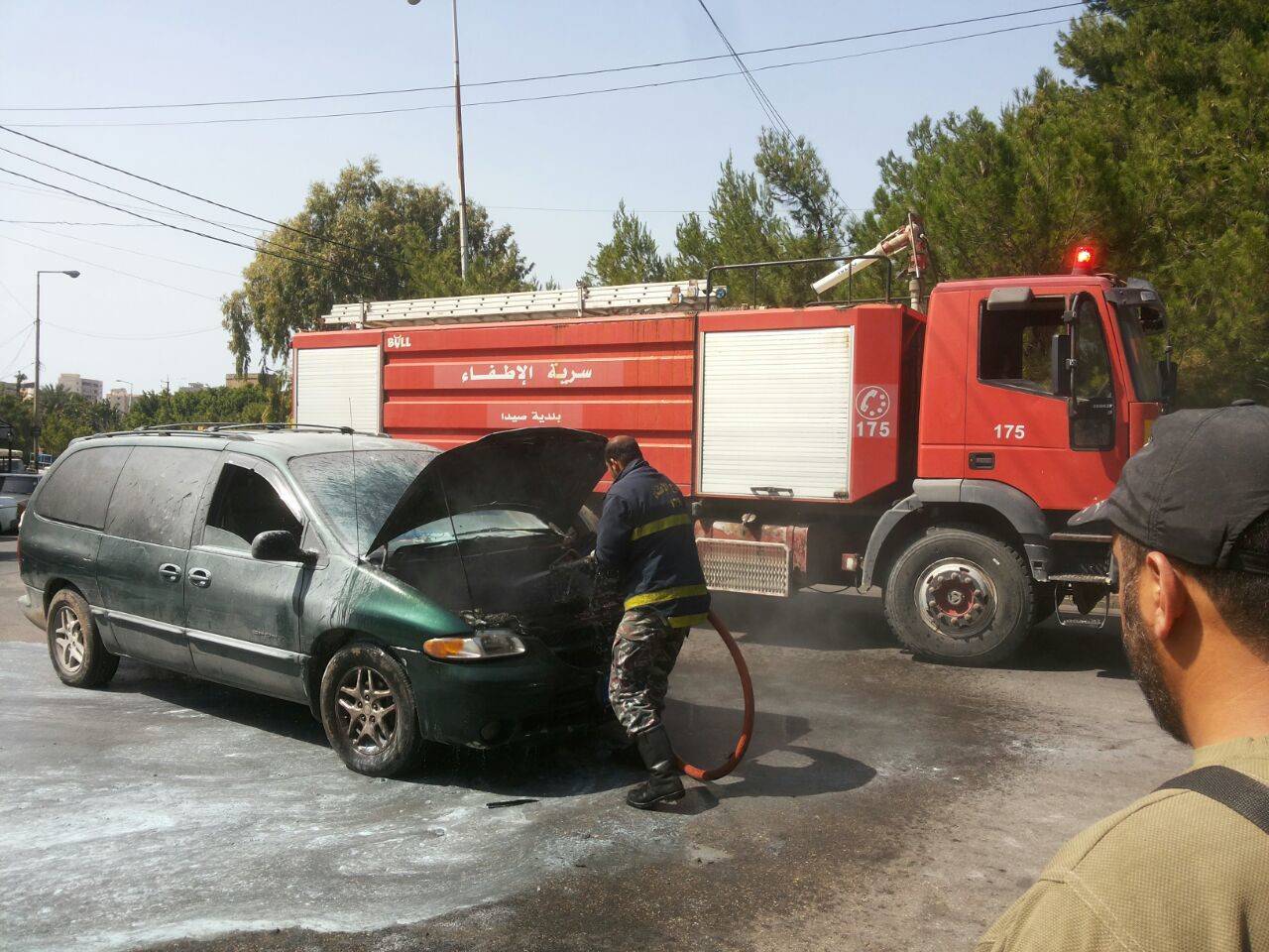 إخماد حريق سيارة عند مستديرة الاميركان- صيدا