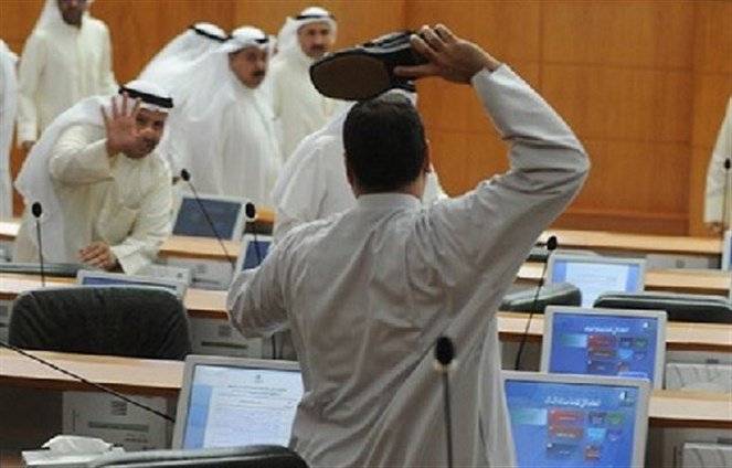 بالعقال والنعال رفع جلسة مجلس الأمة الكويتي