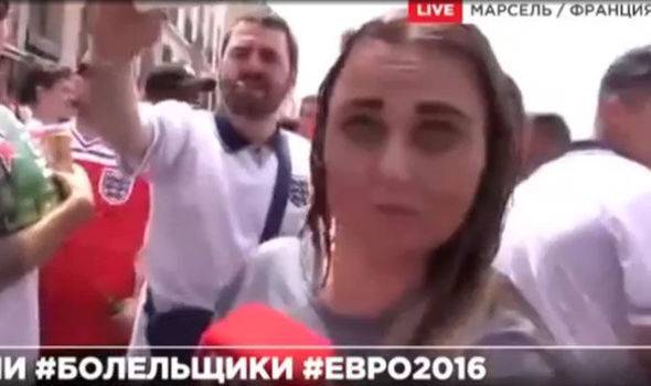 أثناء الإشتباكات بين الأنكليز والروس.. لن تصدقوا ماذا فعلوا بالمذيعة! (بفيديو )