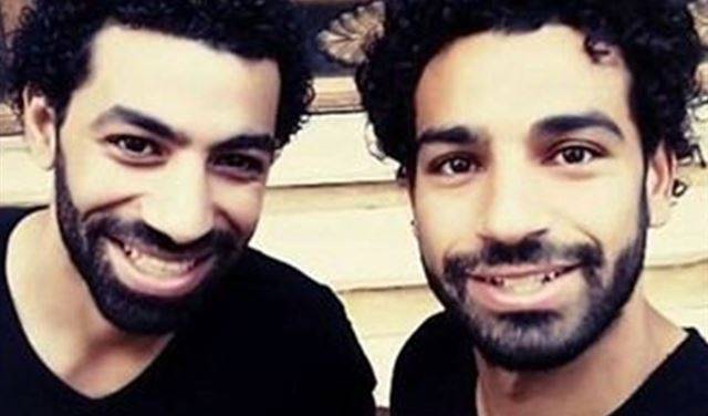 بالفيديو.. محمد صلاح يلتقي شبيهه!