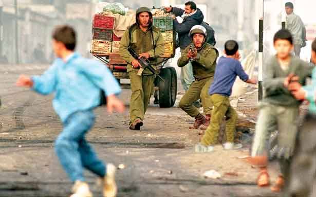 شبان فلسطينيون اطلقوا النار
على القوات الاسرائيلية شمال القدس