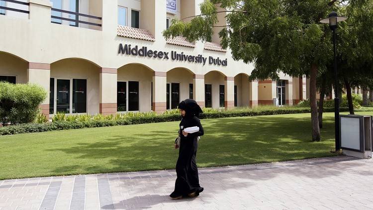 الشيخ محمد بن راشد يتصل بالطالبات المتفوقات ويبشرهم بالنتيجة