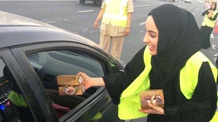 صور لأصغر وزيرة في العالم توزع وجبات الإفطار