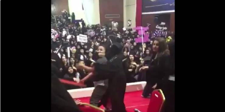 فيديو- حفل تخرج يتحول الى حلبة مصارعة في البحرين!