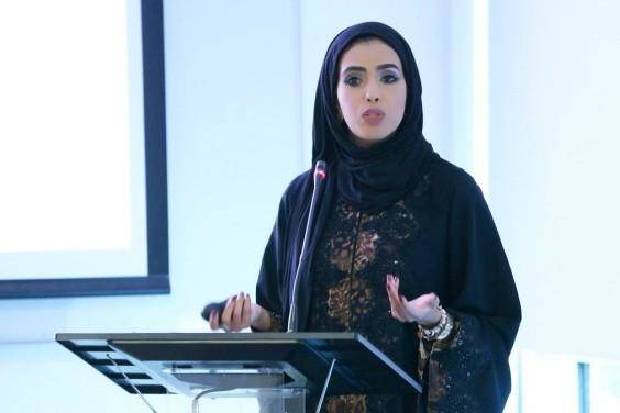بالصور.. لن تصدّق ماذا فعلت أصغر وزيرة إماراتية في الشارع
