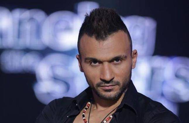 بالفيديو: مذيعة تعرض الزواج على ابراهيم سعيد.. وردّ فعله مضحك!
