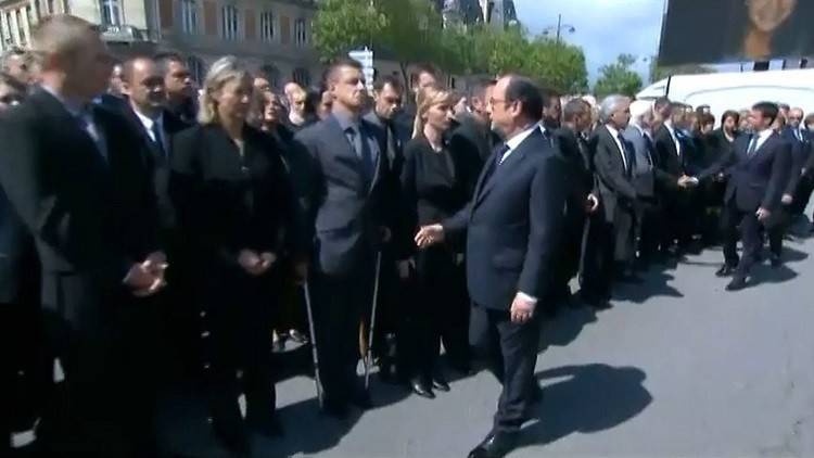 بالفيديو: شاهد شرطي فرنسي يرفض مصافحة هولاند!