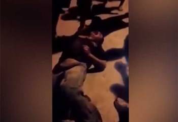 بالفيديو.. هكذا عاقبوا شابا إعتدى على طفلة