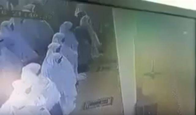 بالفيديو..  لحظة وفاة امرأة أثناء أدائها صلاة التراويح