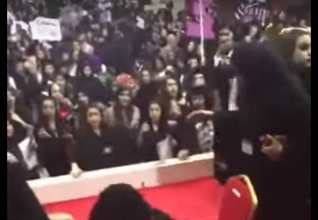 بالفيديو..مشاجرة نسائية ساخنة بين فتيات بحرينيات في حفل تخرج
