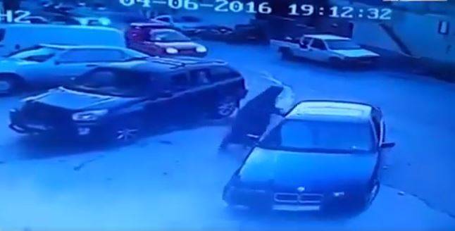 بالفيديو: انزلاق سيارة بداخلها طفل صغير...فماذا حل به؟