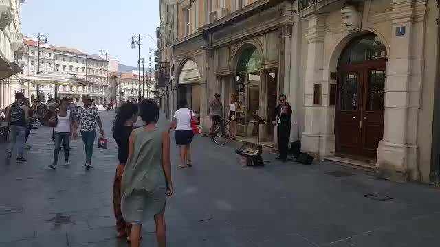 شاهد.. شابة تأسر قلوب العالم برقصها المثير!