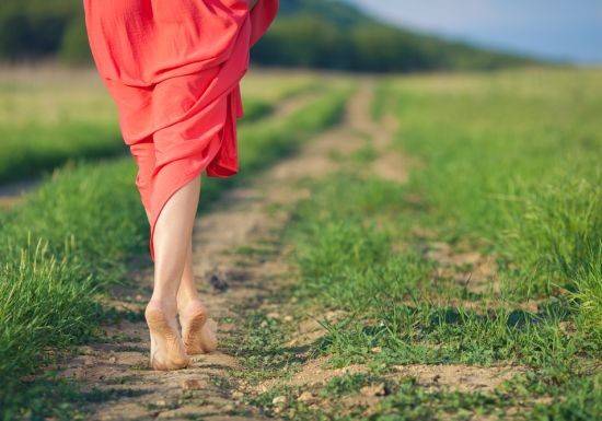 إمشوا حفاة لـ5 دقائق يوميًا.. واكتشفوا النتيجة المذهلة!