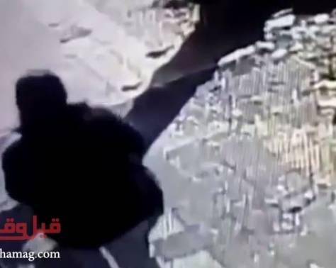 بالفيديو - أم تقاتل لإنقاذ طفلتها من الخطف.. شاهدوا ماذا فعلت!