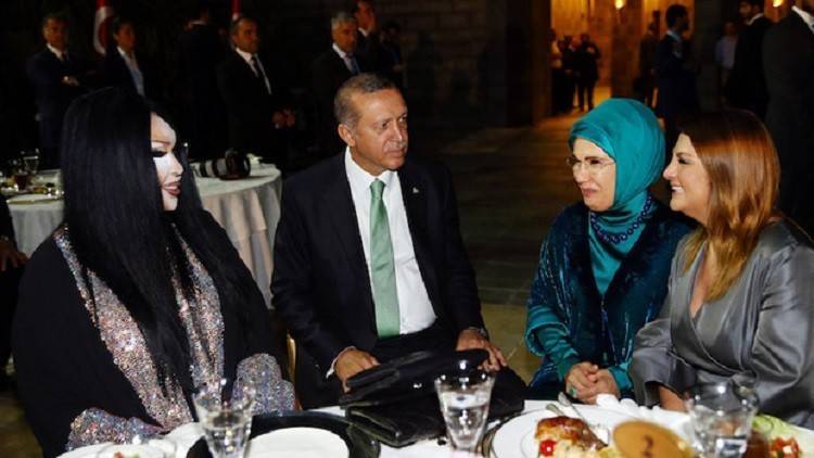 أردوغان يتناول الإفطار مع أشهر المتحولين جنسيا في تركيا