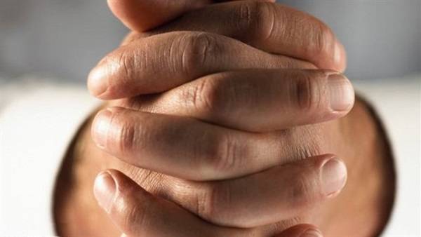 بالفيديو: لماذا نهانا الرسول عن شبك الاصابع ؟