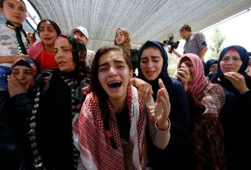 الفلسطينيون يشيعون شابا مصابا بمتلازمة داون قضى برصاص الجيش الاسرائيلي