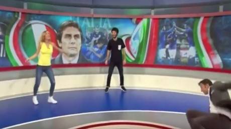 بالفيديو .. دل بييرو يسقط أرضا أثناء استعراضه الكرة أمام مذيعة حسناء