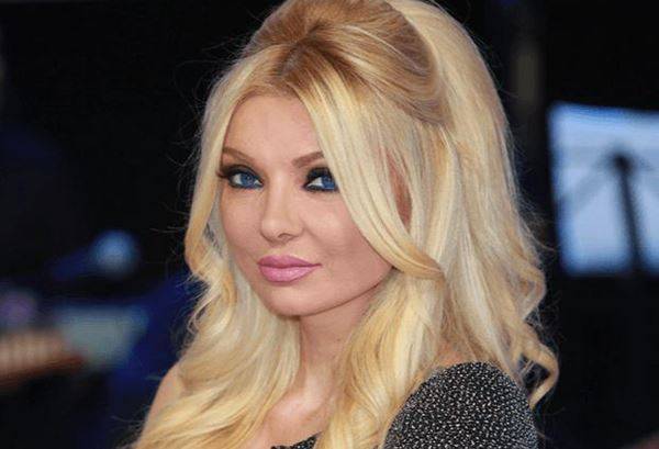 بالصورة - ميريام كلينك شبه عارية مع الثعبان