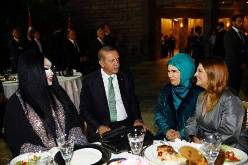 اردوغان على مائدة الافطار الى جانب اشهر المتحولين جنسيا في تركيا بعد ساعات على قمع تظاهرة للمثليين