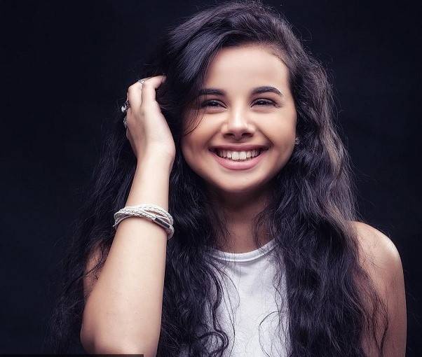منة عرفة تنشر الصورة الأولى لشقيقها.. هل يشبهها؟