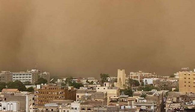 بالصور.. عاصفة مرعبة تحول نهار مدن يمنية إلى ليل