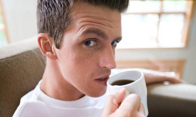 حتى الرجال عليهم التقليل من القهوة قبل “الحمل”!