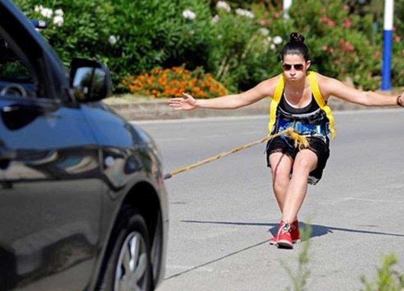 من لبنان.. "الفتاة الخارقة" تجرّ السيارات والشاحنات وقريباً الطائرات