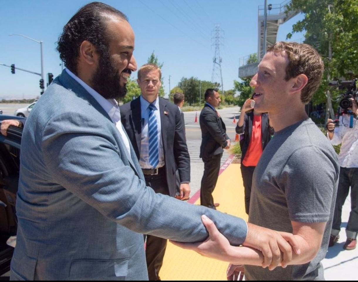 بالصور.. عندما لعب محمد بن سلمان وزوكربيرغ "بينغ بونغ"