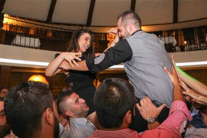 بالفيديو: ذهبت لتحتفل بعيد ميلادها فعادت "مخطوبة"!