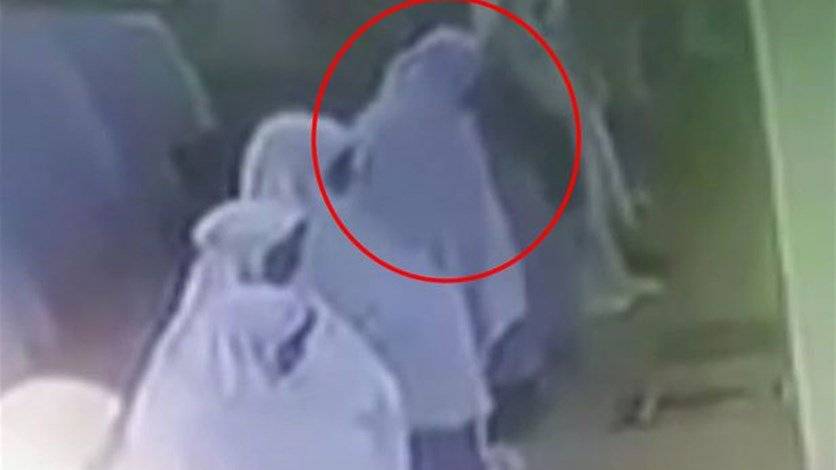 بالفيديو: تمايلت وسقطت ميتة داخل المسجد
