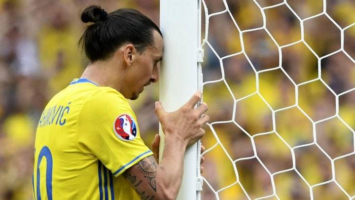 اللاعب السويدي زلاتان إبراهيموفيتش يعلن اعتزاله اللعب دوليا