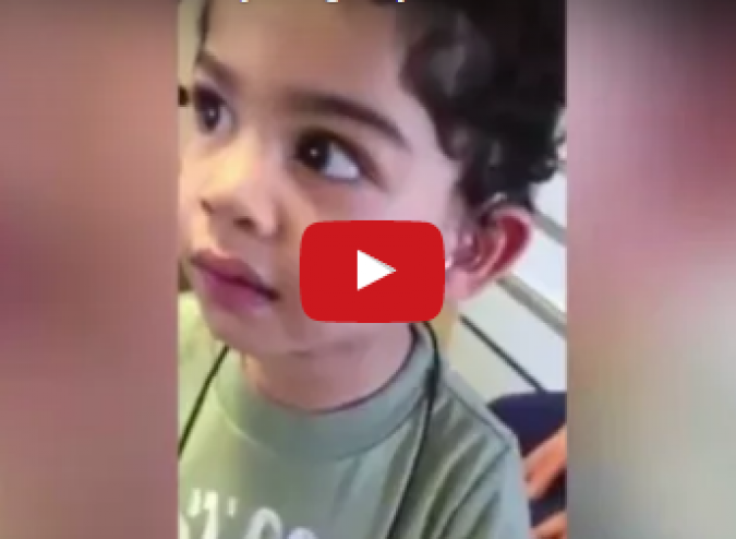 فيديو:  سمع صوت والدته لأول مرة.. وهكذا كان ردّ فعله!