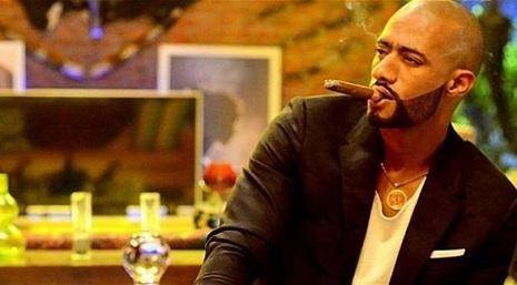 محمد رمضان يوقع بين 