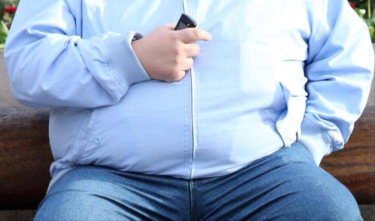 دراسة علمية...  الاب البدين قد يورث مولودته مرض خطير...!