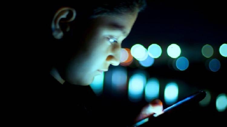 حذار من استخدام هاتفك قبل النوم.. فقد تصاب بالعمى