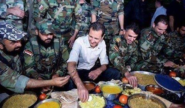 بالصورة.. الأسد يتناول الفطور مع جنوده وهذا ما قاله