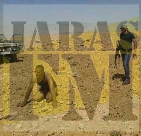 بالصورة الاوضح في الداخل: أحد أهالي بلدة القاع مطر مطر يلقي القبض على أحد المشتبه فيهم بتفجيرات القاع الانتحاريين وهو من النازحين السوريين