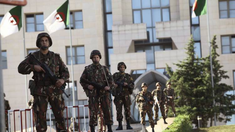 الجزائر: رسائل إلى الإرهابيين عبر المناورات العسكرية