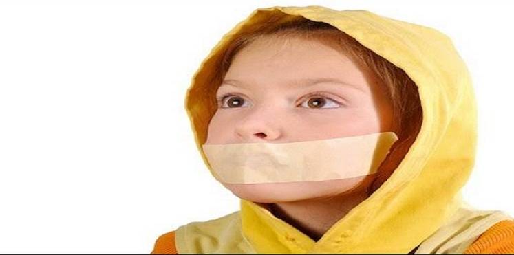 معلمة تغلق أفواه طلابها  بالشريط اللاصق وهذا كان مصيرها