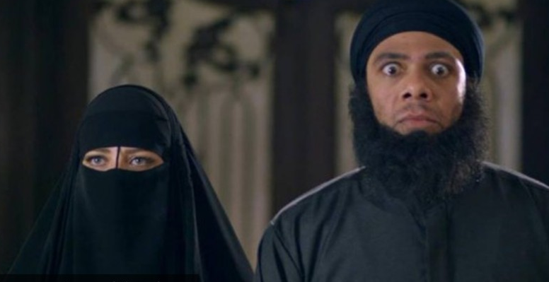 من النقاب إلى "الشورت"... صور ريم مصطفى تستفز الجمهور بأجرأ الاطلالات