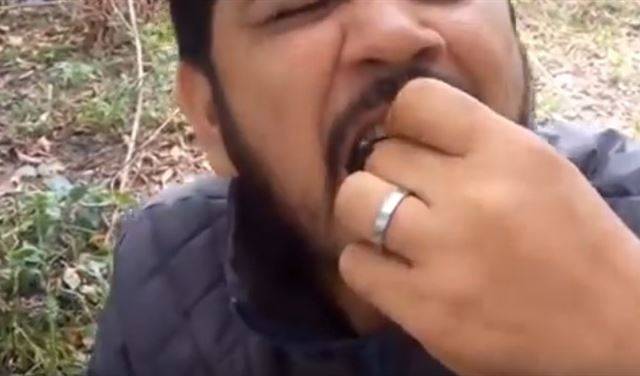 بالفيديو.. وضع خفافيش حيّة داخل فمه !