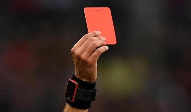لاعب سويدي يتعرض لأغرب حالة طرد