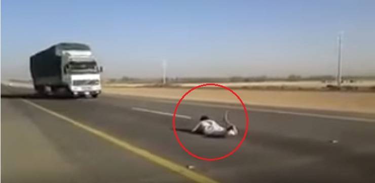 فيديو:  شاب متهور يلقي بنفسه امام شاحنة مسرعة!